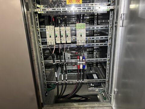 仮設キュービクルの接続作業